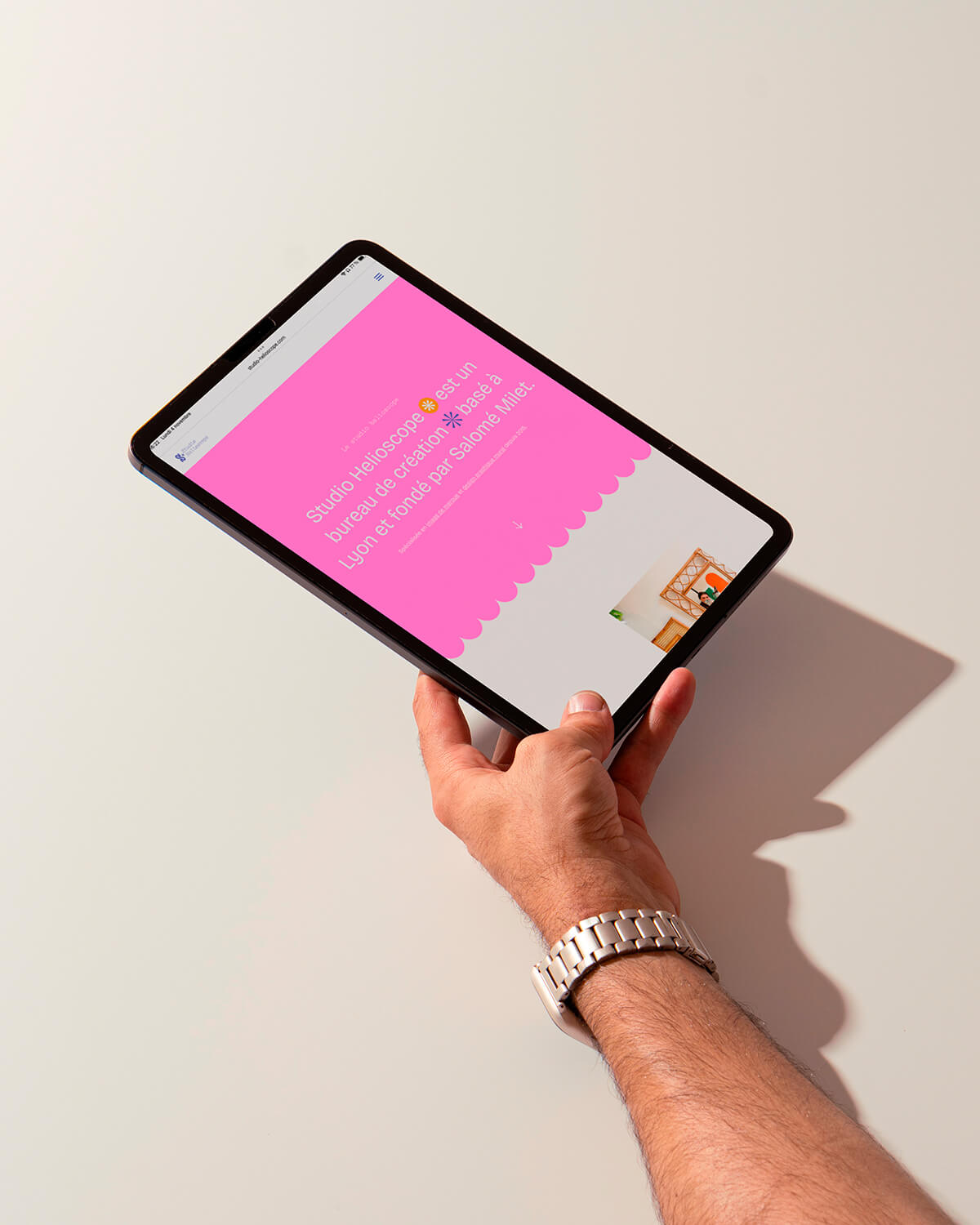 mockup d'un Ipad avec le site internet du studio hélioscope réalisé par Bureau Capcap