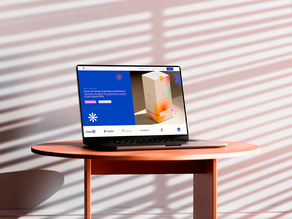 mockup d'un macbook avec le site internet du studio hélioscope réalisé par Bureau Capcap
